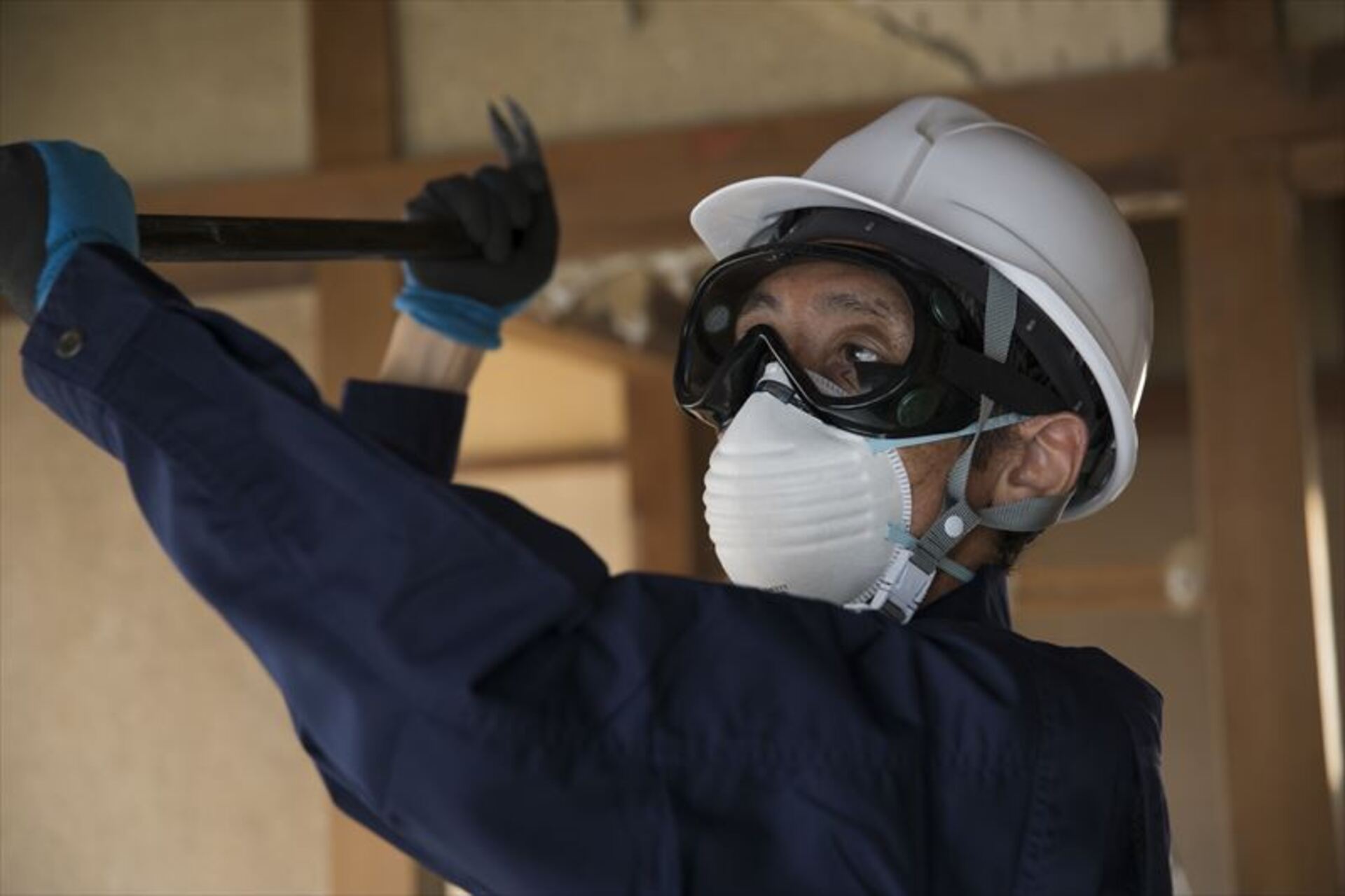 ハ_ールて_解体作業を進めるスタッフ